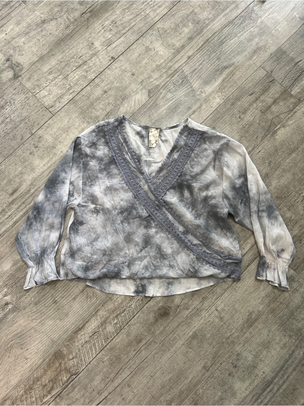 Blu Pepper Boho Gray Tie-Dye Lace Trim V-Neck Flowy Blouse Sz L